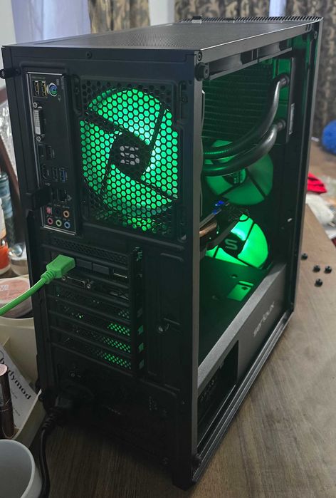 Unitate PC Gaming i7-7700K, Corsair H60, RX 570, 16GB RAM, 574GB SSD