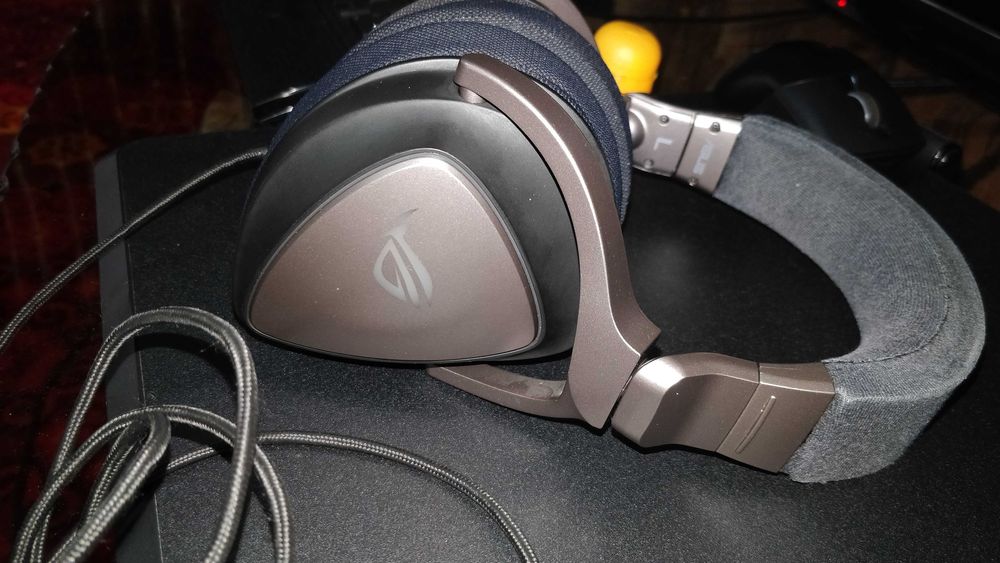 Asus Delta naushnigi sastayanesi yaxshi