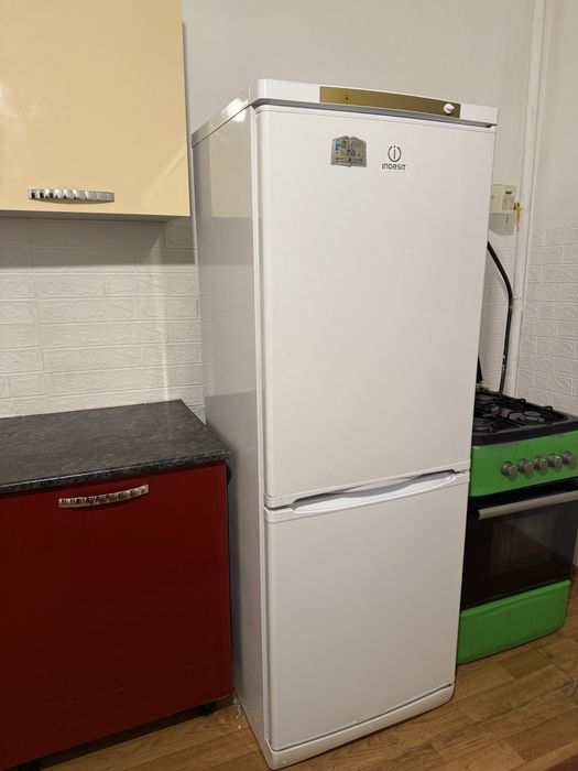 Продается холодильник Indesit