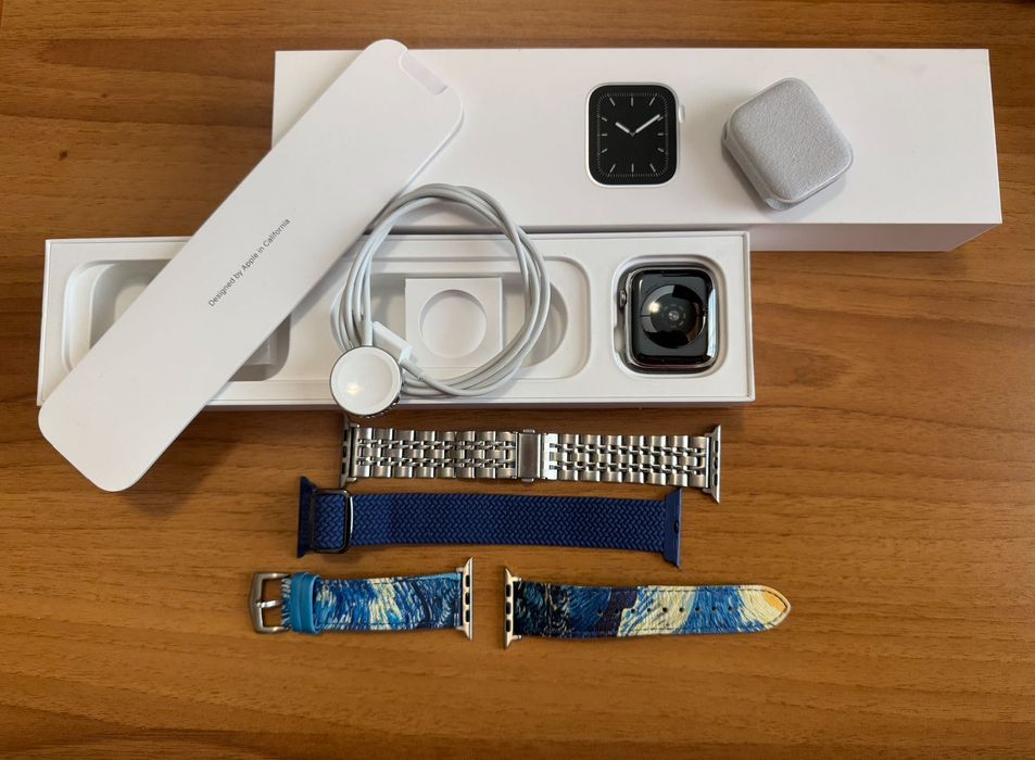 Apple Watch series 5 - LTE + GPS - 44mm. WR 50m.