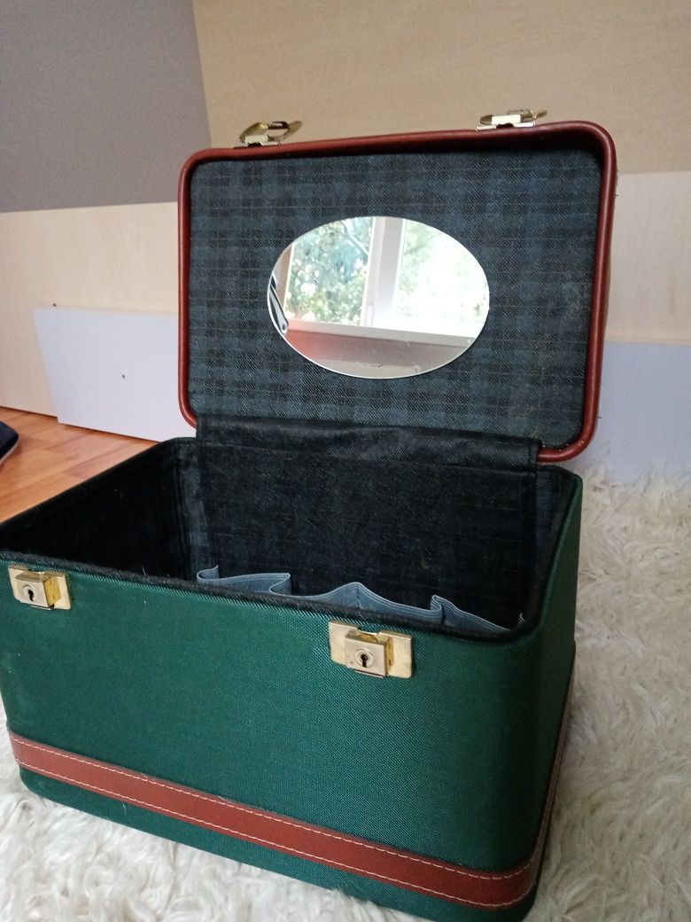 cutie/geantă picnic vintage cu oglindă și clapete