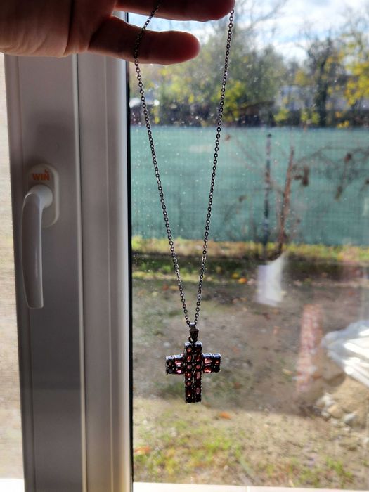 Lănțișor din argint cu pandantiv în formă de cruce – pietre roșii