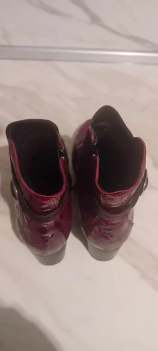 Дамски обувки от естествена кожа.