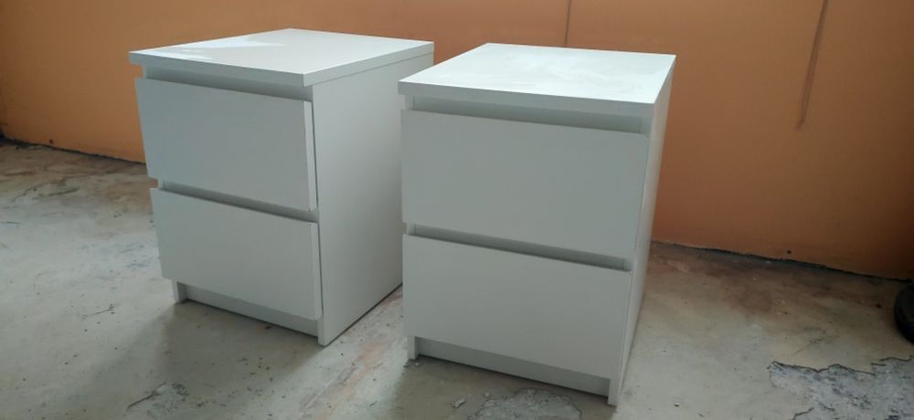 2 броя нощно шкафче с по 2 чекмеджета всяко.. Бял гланц като нови