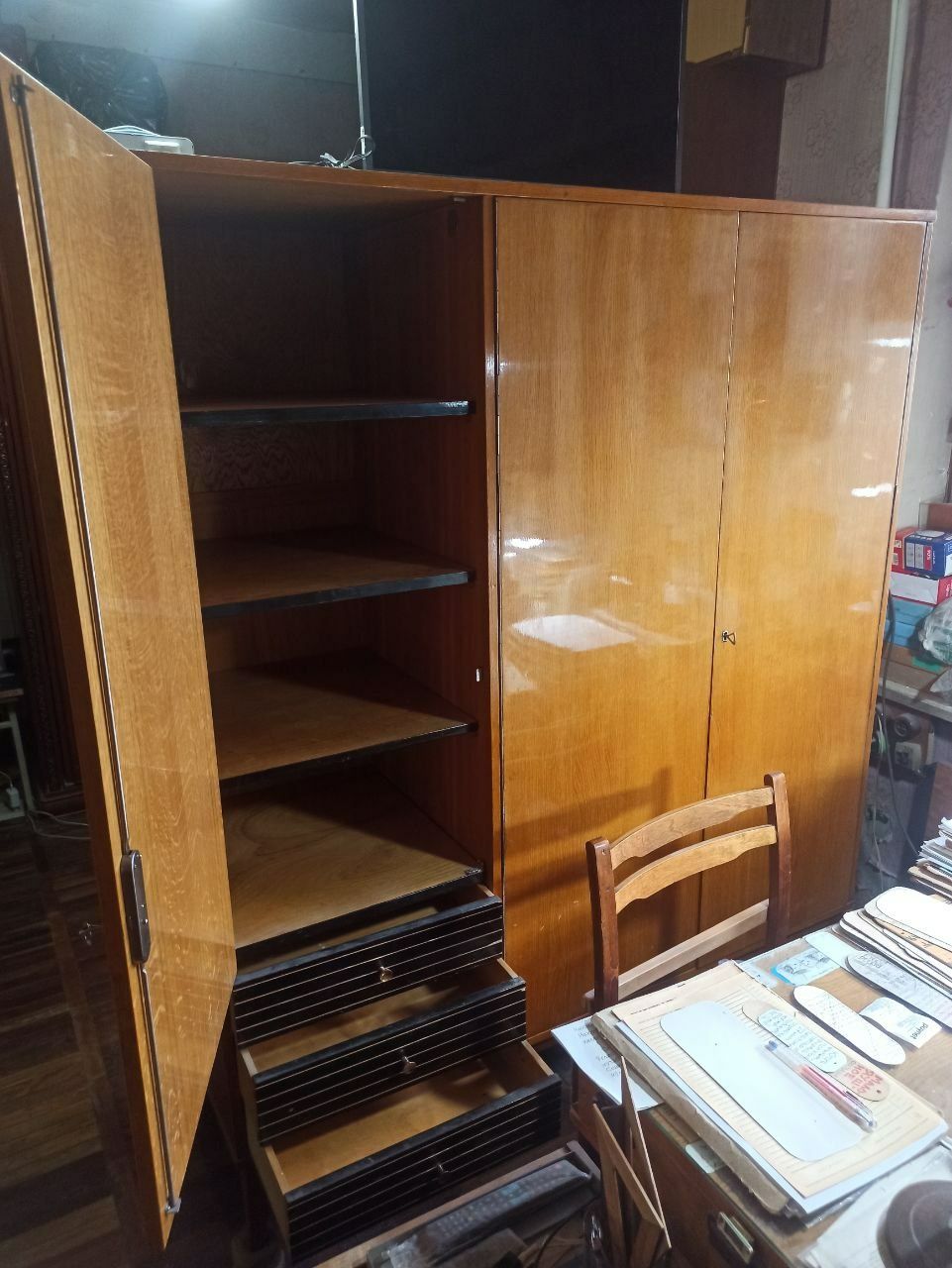 Продам деревянный шкаф