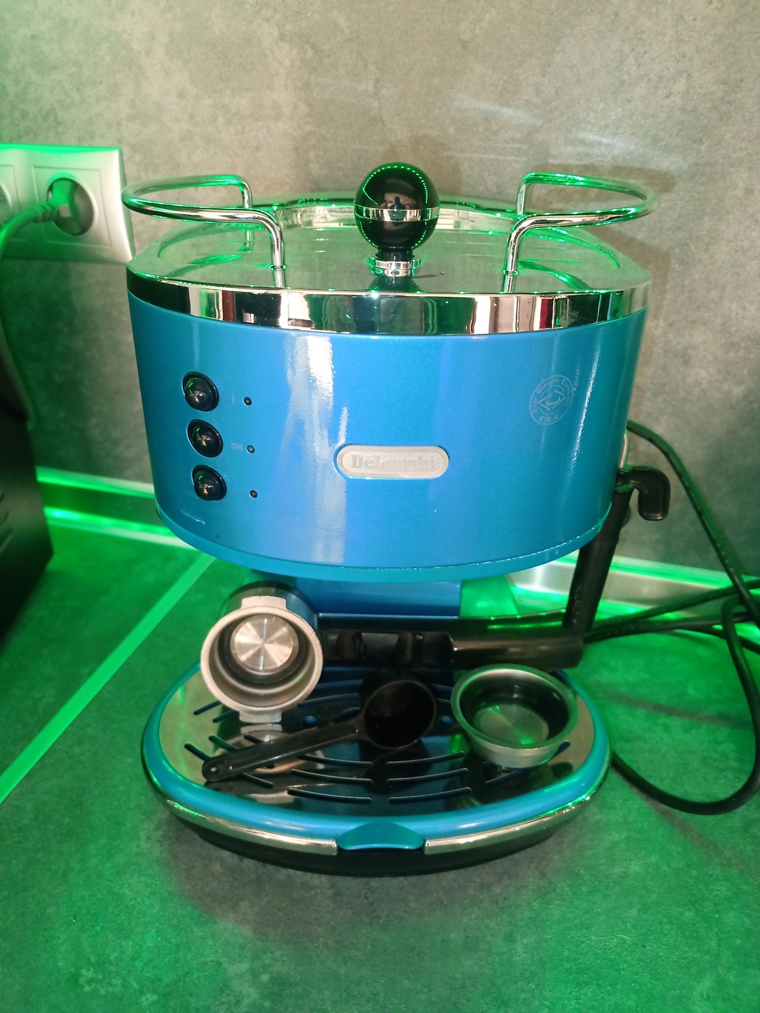 Кафе машината Delonghi