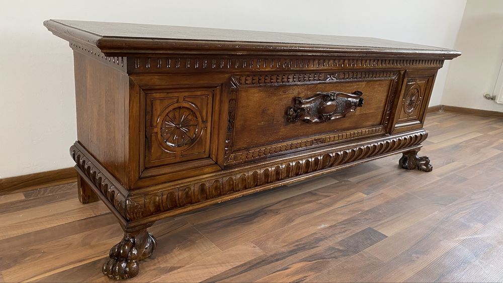 Cufar Lada Lemn Gheare Leu Sculpturi Vintage