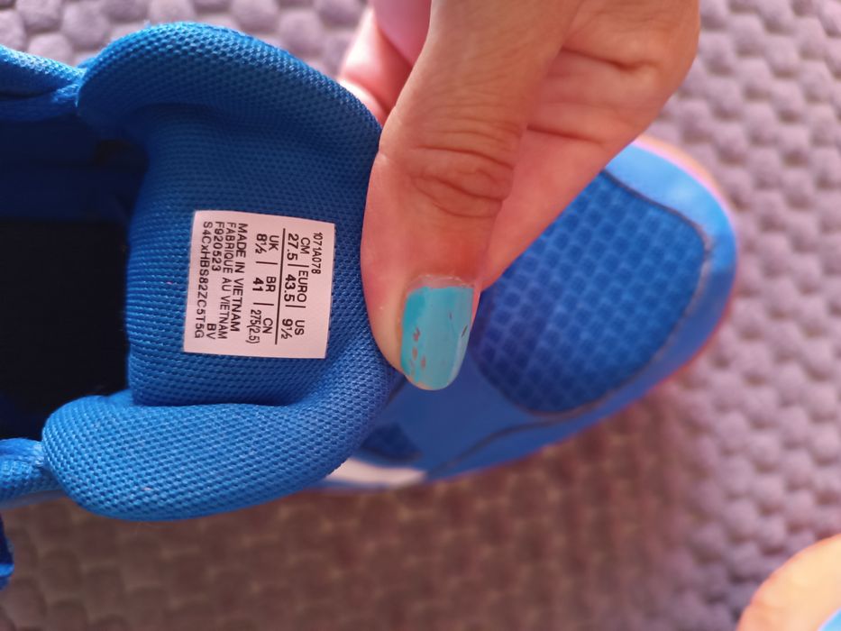 Маратонки и бутонки  NIKE и Converse