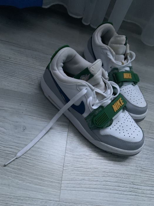 Vând papuci originali