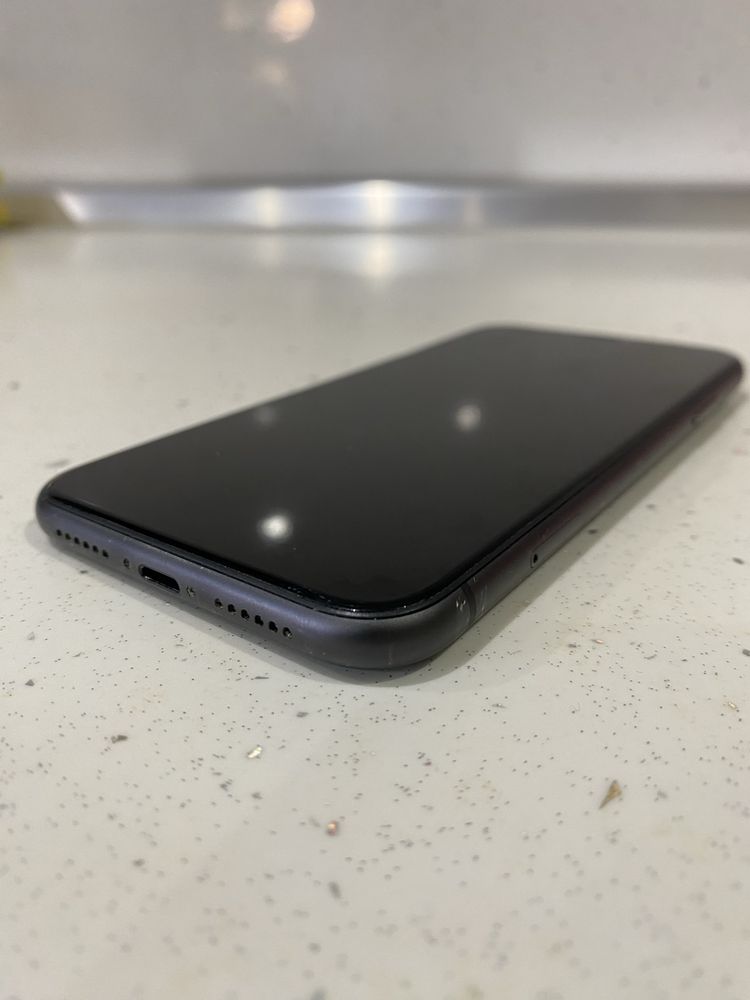 iPhone 11 black.