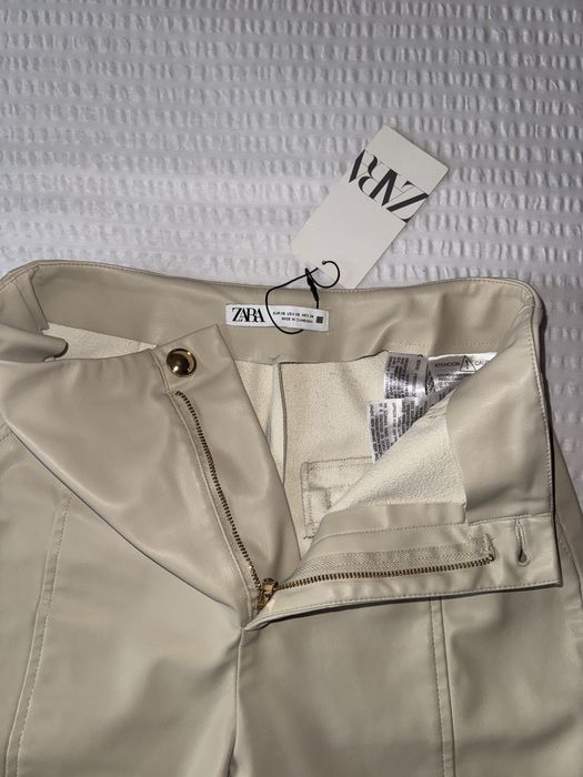 Pantaloni piele ecologica, Zara