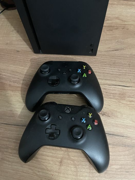 Xbox series x+2 controllere
