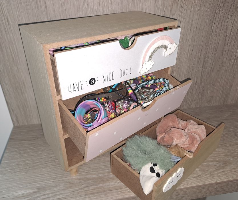 Dulapior mic cu sertare de pus pe raft sau birou fetite