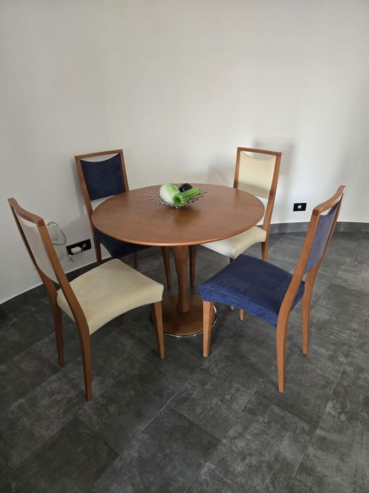 Masa rotunda cu 4 scaune