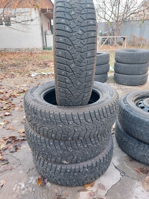 Продам комплект зимних шипованных шин  Bridgestone 185/65/15