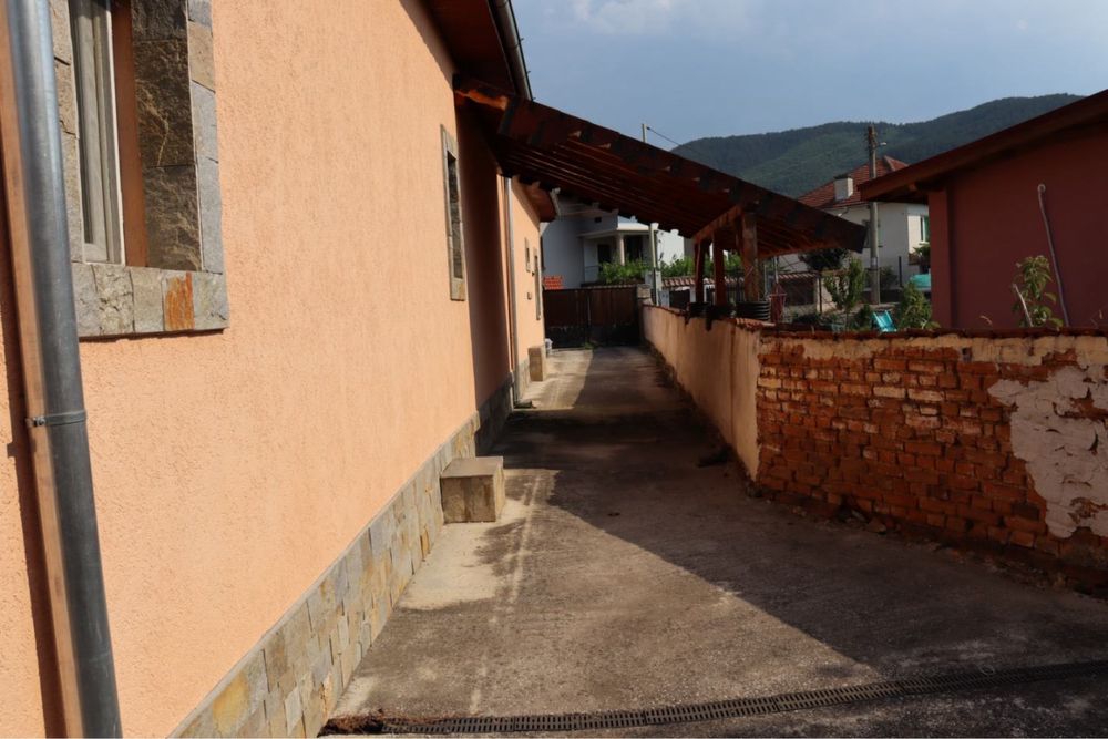 Прекрасна къща в с. Разлив