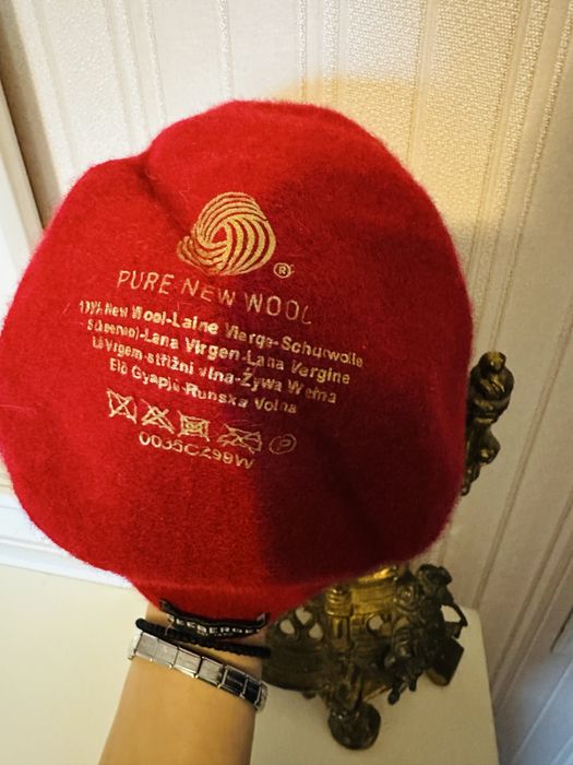 Palarie / caciula , eleganta cu fundita , din lana virgina , noua