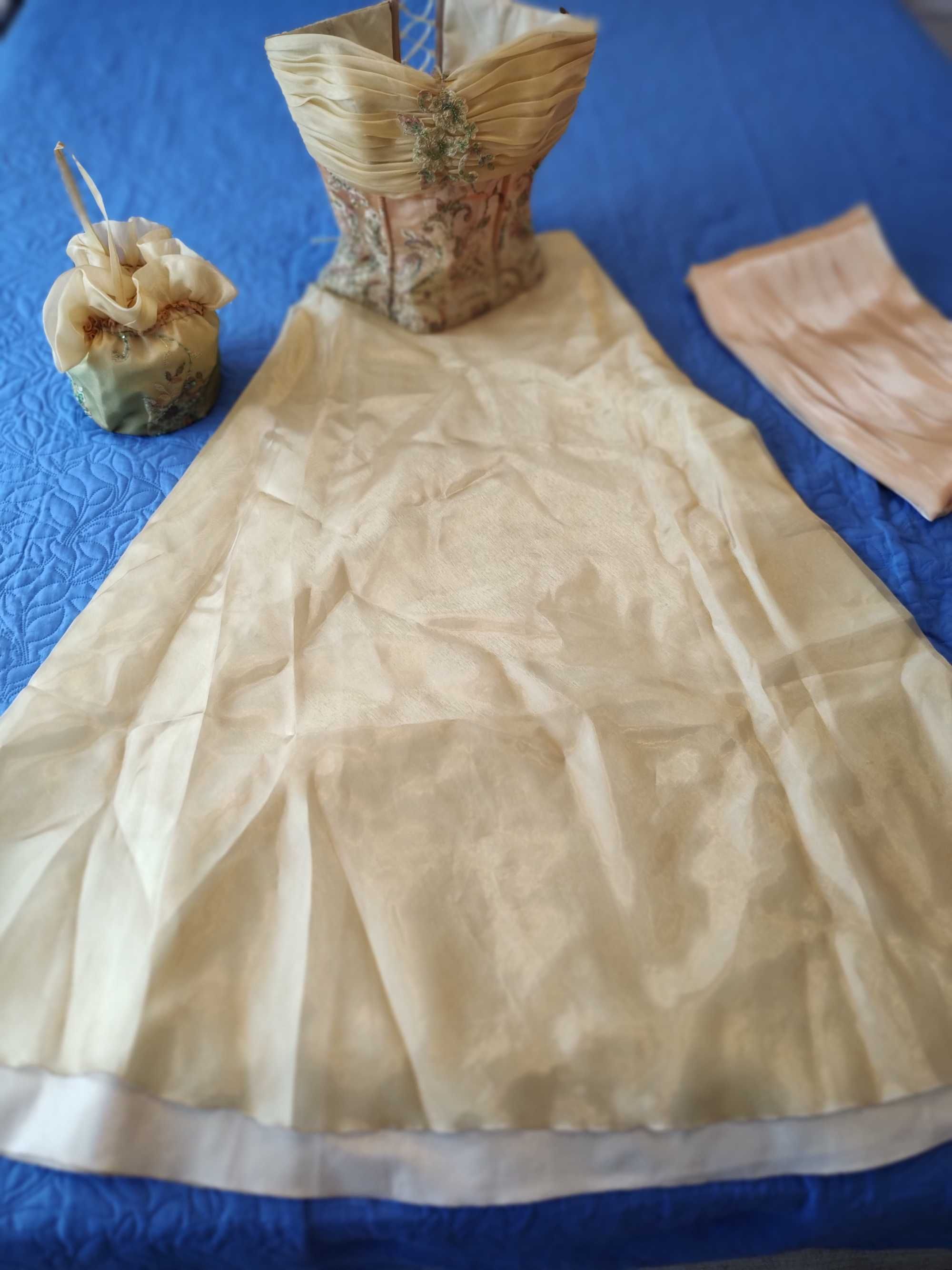 Уникална бална рокля с чантичка и шал към нея