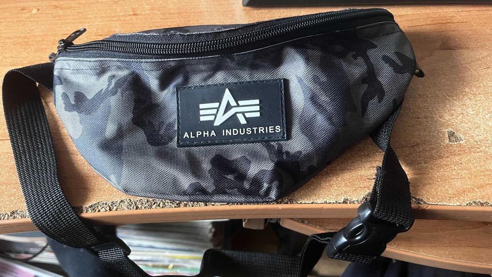 Чантичка/Чанта за кръст Alpha Industries зелен камуфлаж