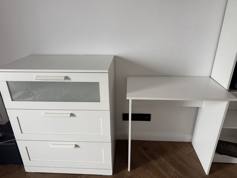 Комод и парта в хорошем состоянии