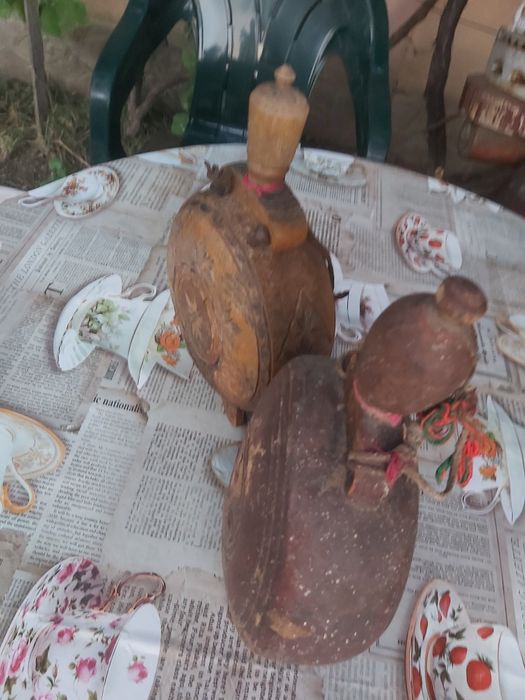 Plosti confecționate din lemn masiv sculptate manual