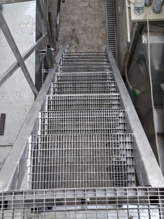 Vând scarii metalice zincate exterioare și pentru incendii , platforme