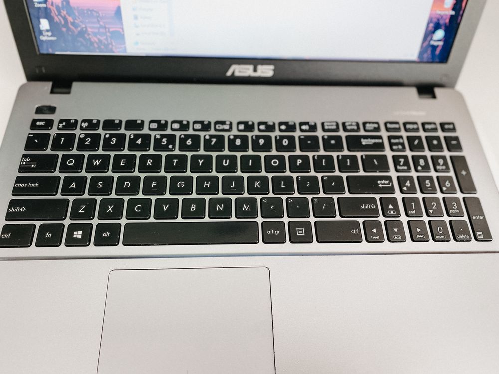 Laptop Asus 16” 1Tb, 8Gb Ram, Procesor i7 Bateria noua!