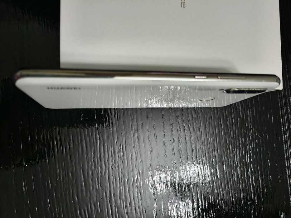 Vând telefon Huawei 30 Alb