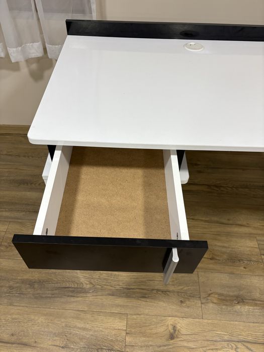 Бюро с два цвята