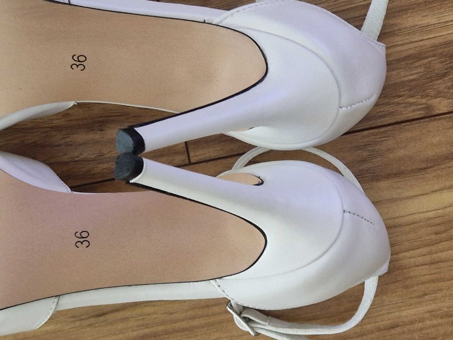 Vand sandale mireasă mărimea 36