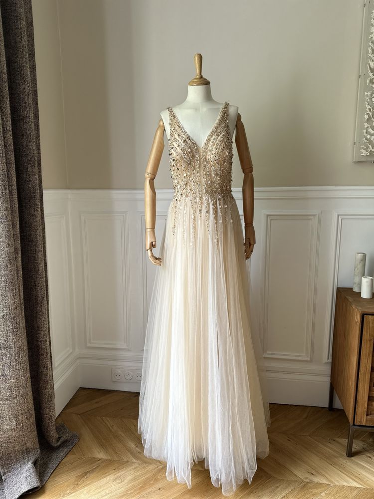 Rochie lungă din tul cu decolteu în V cu margele Cinderella Couture