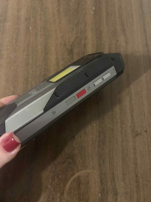 Продавам Tank 3 телефон