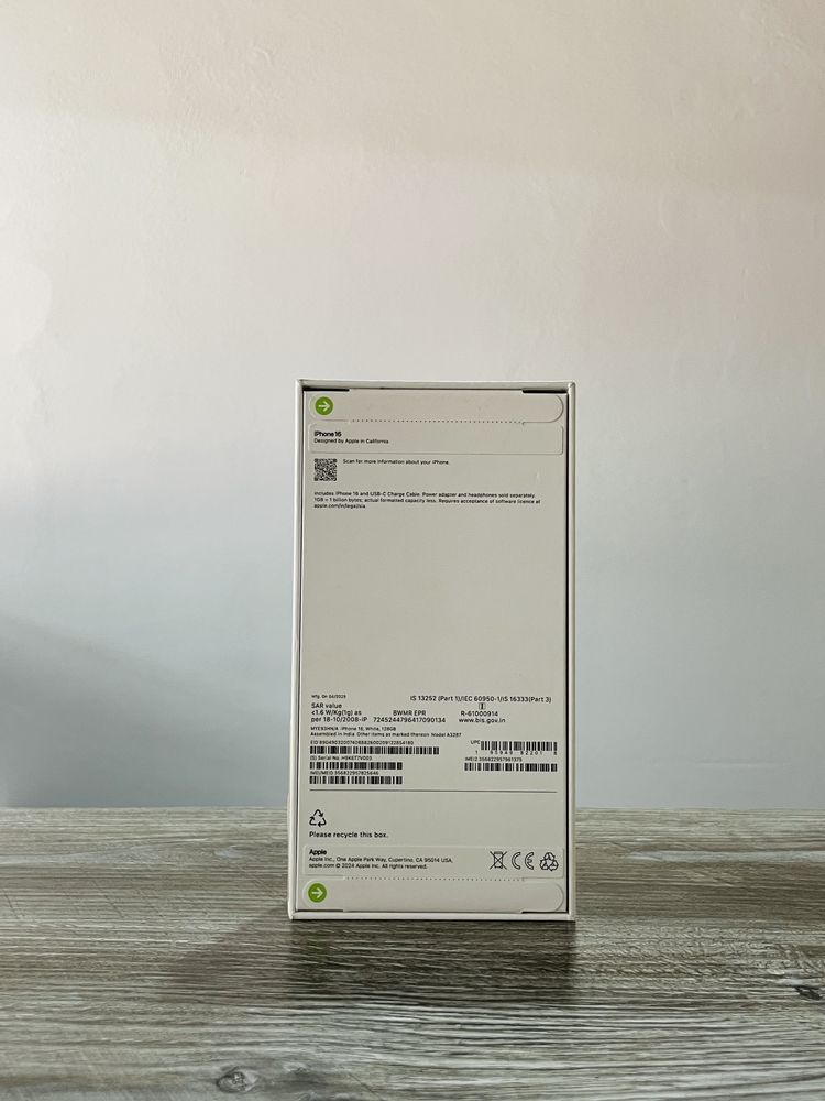 iPhone 16 Black/ White Titanium, 128GB