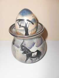 Декоративно яйце с поставка , изработено от сапунен камък