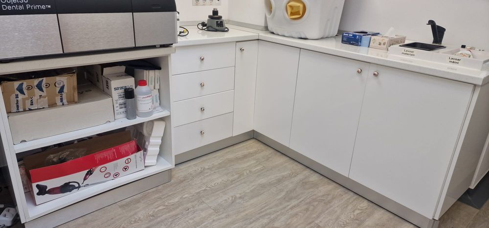 Echipamente tehnică – mașină frezat, scanner, imprimantă 3D, mobilier