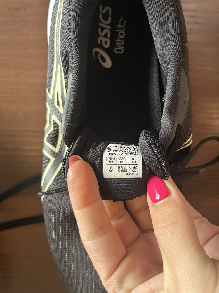 Дамски маратонки Asics 39 номер