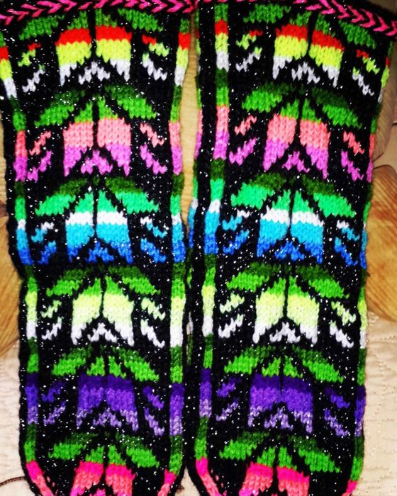 Яркие красивые вязанные носочки и следики