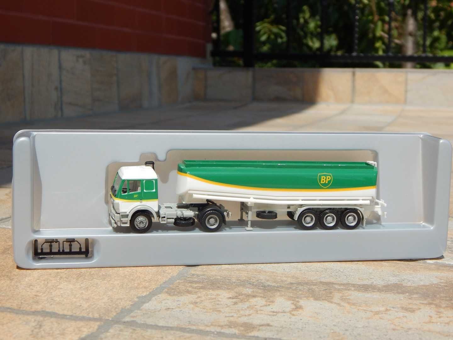 Macheta autocisterna Mercedes-Benz SK British Petroleum 1:87 Herpa