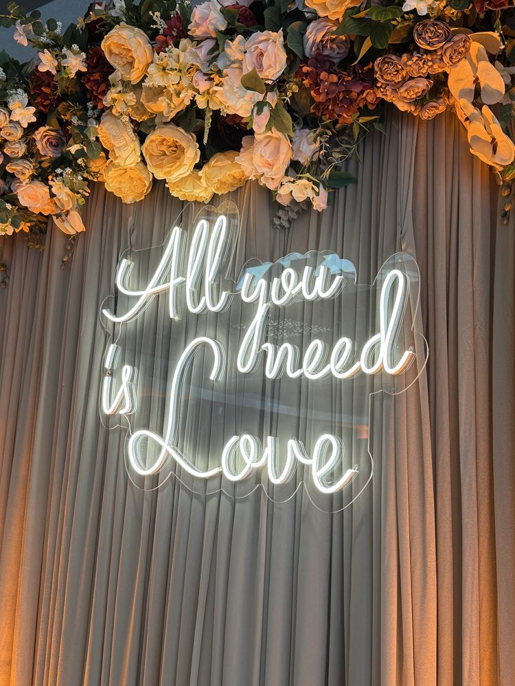 Светещ надпис All you need is love