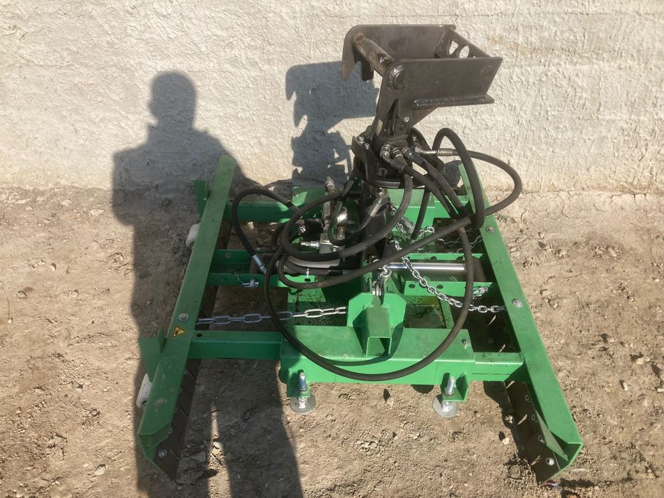 Atașament hidraulic pentru montarea pavajelor