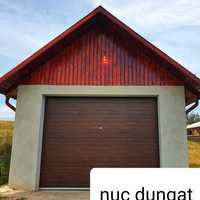 Vand usa de garaj culoare NUC .Imitatie lemn.