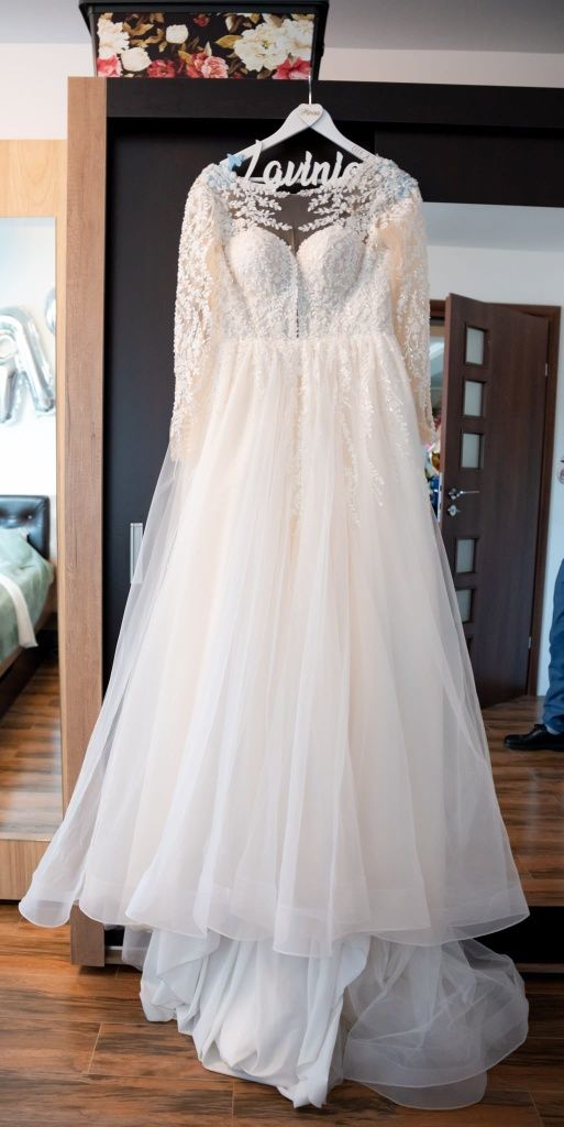 Rochie mireasa model 2024