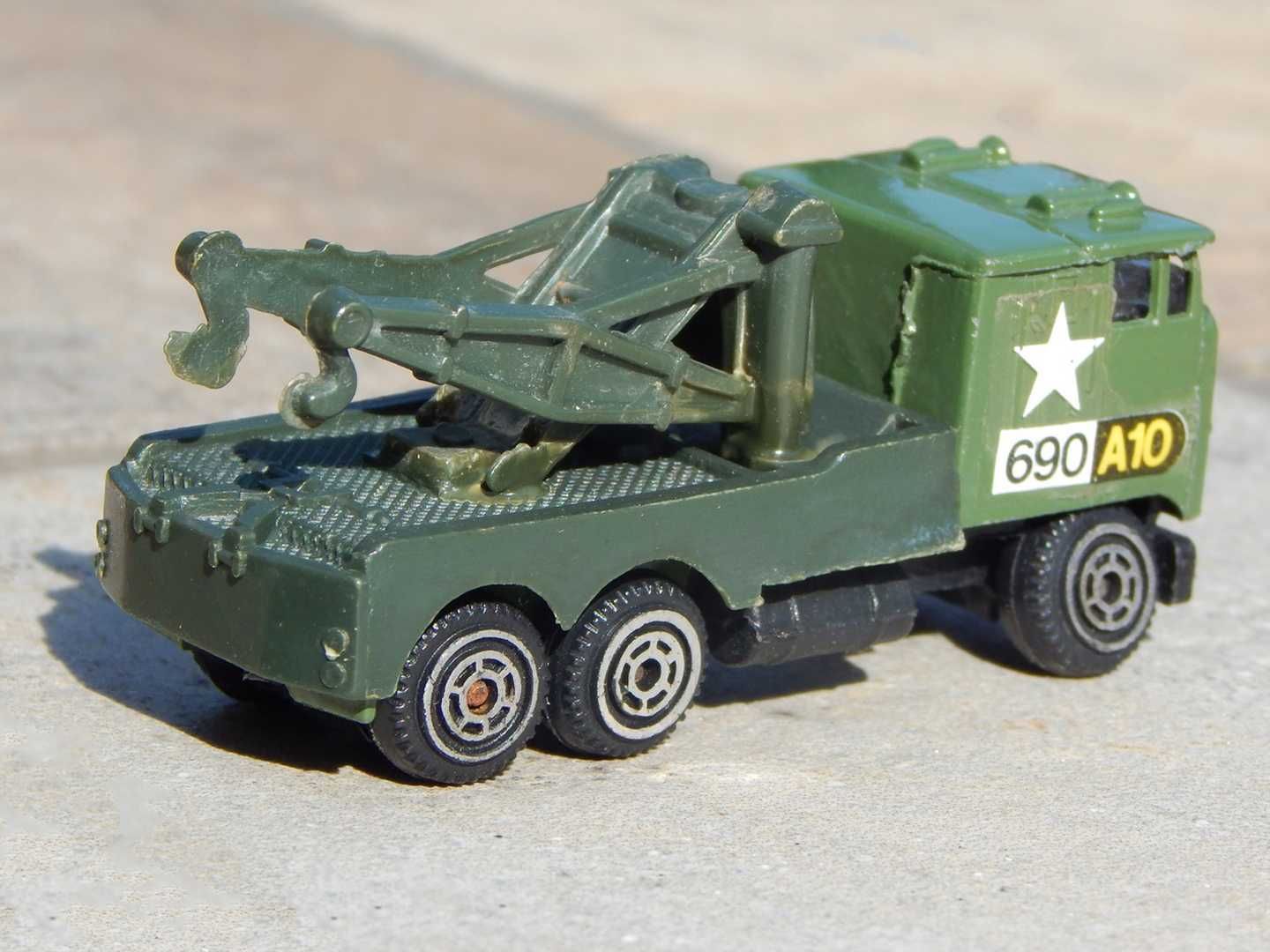 Macheta Kenworth K100 Aerodyne camion tractare militar sc 1:87