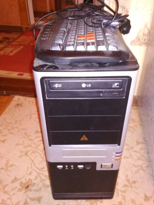 старый стационарный компьютер