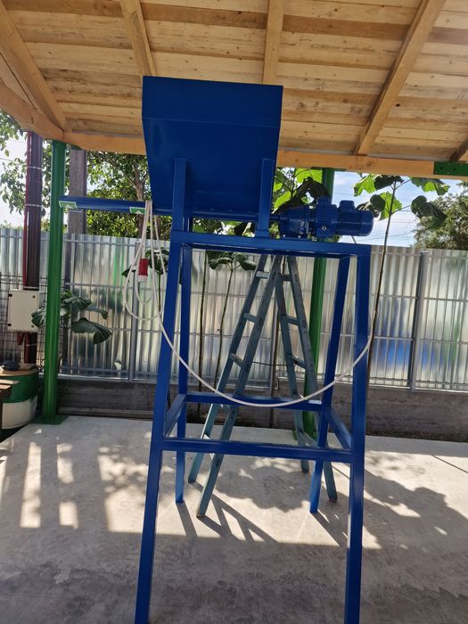 Snec dozator griu presa peleti .