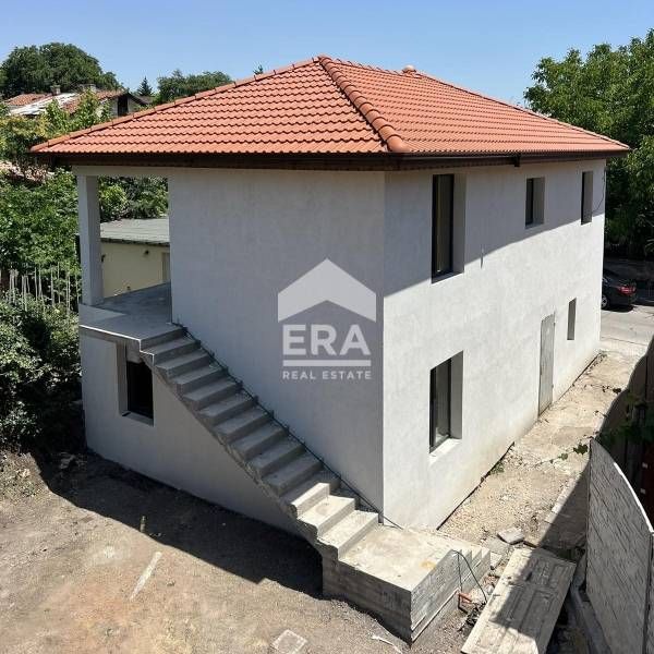 Нова двуетажна къща в кв. Любен Каравелов