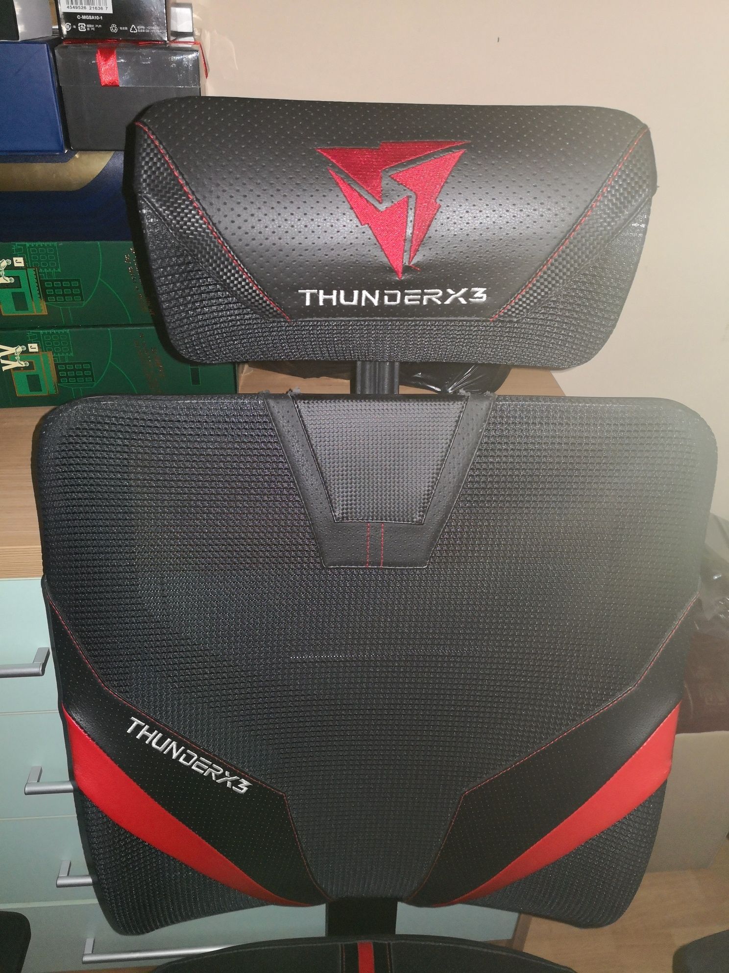 Продавам,
Геймърски стол ThunderX3 YAMA1 Черно/Червено