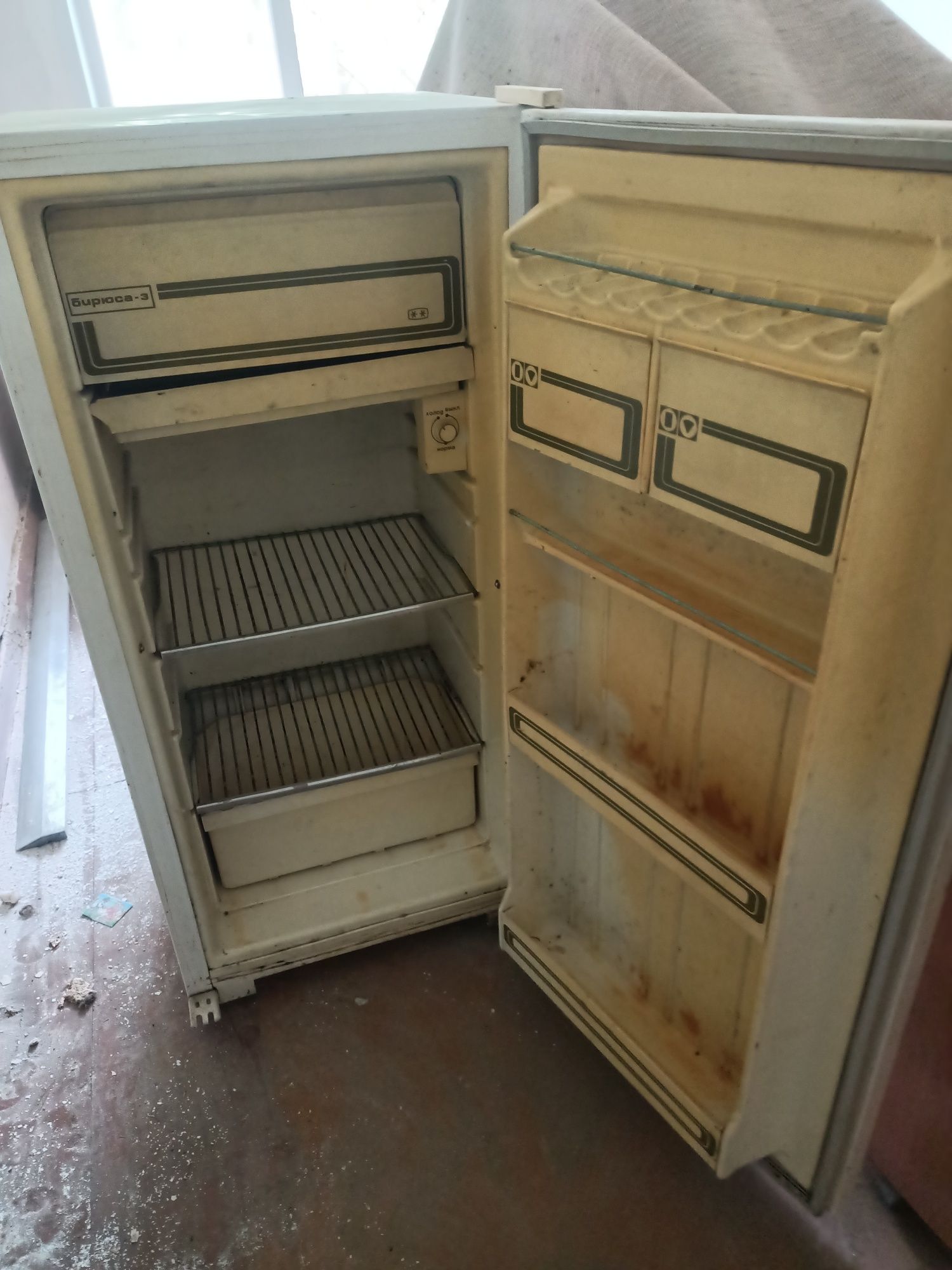 Холодильник Бирюса-3 продам в рабочем состоянии 10000 тенге самовывоз.
