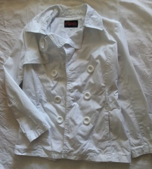 Сиво плътно есенно сако и бяло лятно - пролетно яке