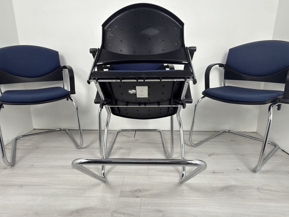 Офис столове в тъмносин цвят подходящи за конферетни зали  или срещи;